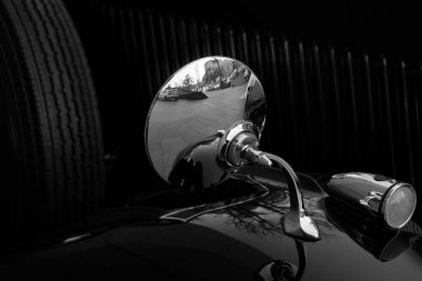 antika arabanın siyah beyaz fotoğrafı