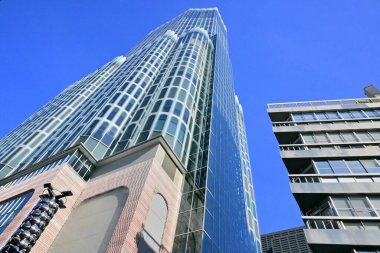 Yüksek binalar ve mavi gökyüzü - Tokyo, Japonya