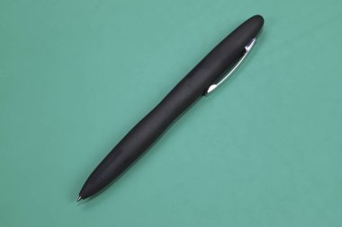 Yeşil arkaplanda siyah kalem.