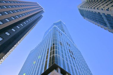 Yüksek binalar ve mavi gökyüzü - Tokyo, Japonya