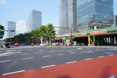 Yüksek binalar ve mavi gökyüzü - Tokyo, Japonya