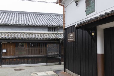 Gündüz köydeki eski evlerin manzarası 