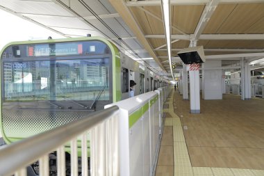 Metro istasyonundaki modern trenin gündüz görüntüsü, Tokyo, Japonya 
