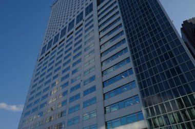 Yüksek binalar ve mavi gökyüzü - Tokyo, Japonya