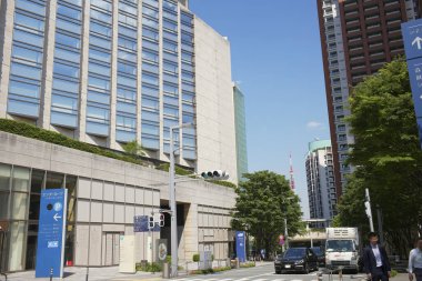 Gökdelen açık mavi gökyüzüne karşı gündüz 