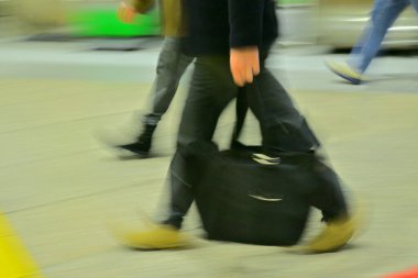 Havaalanından geçen insanlar, bulanık turistlerin kesilmiş kısımları. Seyahat Arkaplanı 