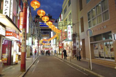 Gece Yokohama Çin Mahallesi. Japonya 'daki en büyük Çin Mahallesi