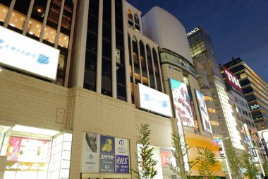 Tokyo, Japonya 'daki Ginza alışveriş merkezinin gece manzarası