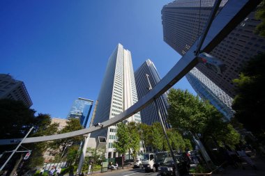 Yüksek binalar ve mavi gökyüzü - Tokyo, Japonya