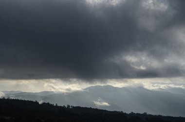 dağlarda kara fırtına bulutları