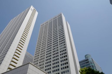 Yüksek binalar ve mavi gökyüzü - Tokyo, Japonya