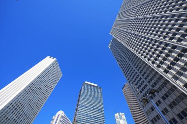 Yüksek binalar ve mavi gökyüzü - Tokyo, Japonya