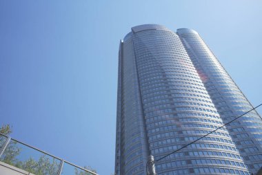 Gökdelen açık mavi gökyüzüne karşı gündüz 