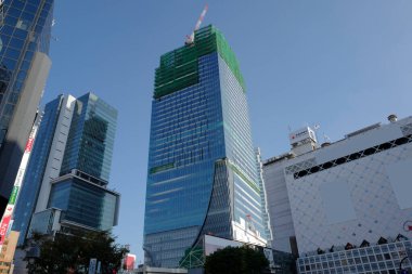 Japon şehrinin modern mimarisi, gündüz görüşü  
