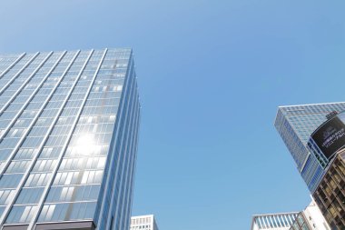 Yüksek binalar ve mavi gökyüzü - Tokyo, Japonya