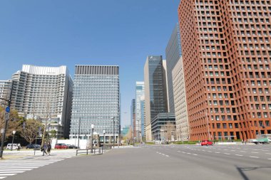 Yüksek binalar ve mavi gökyüzü - Tokyo, Japonya