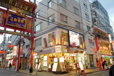 Gece Yokohama Çin Mahallesi. Japonya 'daki en büyük Çin Mahallesi