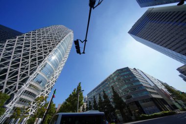 Yüksek binalar ve mavi gökyüzü - Tokyo, Japonya