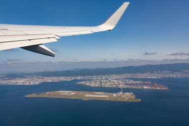 Denizin üzerinde uçan uçağın görüntüsü