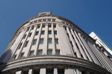 Japonya 'da bir mağaza perakendecisi olan ve Ginza Wako olarak bilinen Wako' nun inşaatı Japonya 'nın Tokyo şehrindeki Ginza alışveriş bölgesinin kalbinde yer almaktadır.