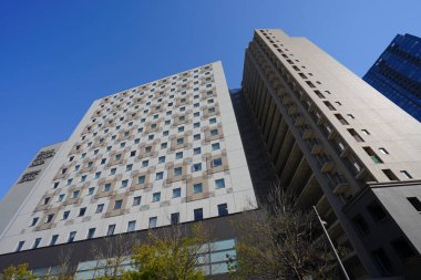 Şehirdeki modern ofis binaları, güneşli bir günde gökdelenler 