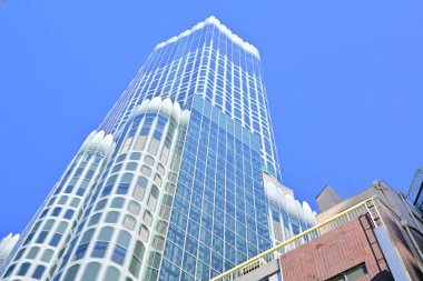 Yüksek binalar ve mavi gökyüzü - Tokyo, Japonya