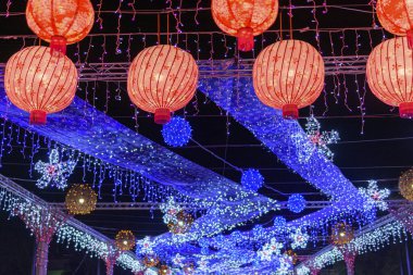 Sokakta yanan fenerlerle şehrin güzel gece manzarası                   