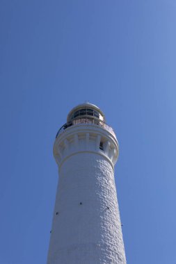Deniz feneri manzarası ve güneşli bir günde sinsi mavi