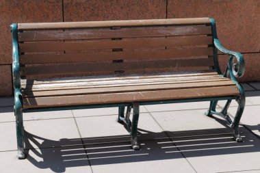 parkta boş eski ahşap Bank