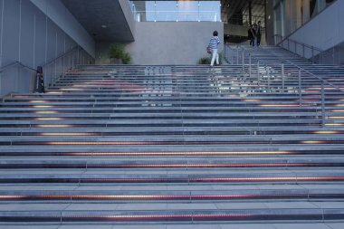 Modern bir binanın merdivenleri. 