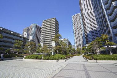 Yüksek binalar ve mavi gökyüzü - Tokyo, Japonya