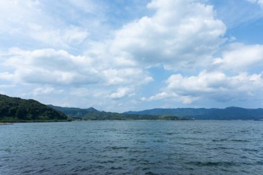 Dağlardaki güzel göl manzarası ve bulutlu gökyüzü 