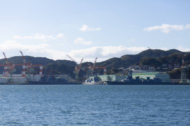 Japonya 'daki Nagasaki Limanı' nda çeşitli tekne ve teknelerin manzarası var.  