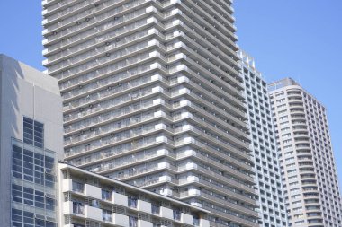 Yüksek binalar ve mavi gökyüzü - Tokyo, Japonya