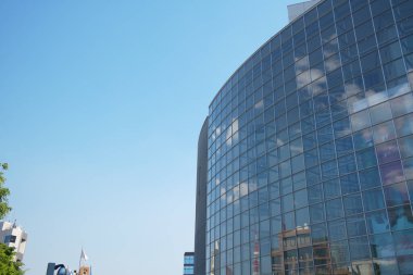 Şehirdeki modern ofis binası