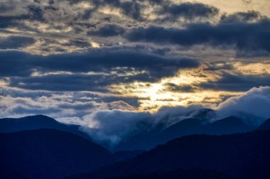 Dağlarda güzel bir gün batımı