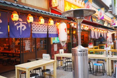 Tokyo, Japonya 'nın Shibuya semtinde, caddedeki restoran ve barlar. Shibuya, Tokyo 'nun en kalabalık ve işlek bölgelerinden biridir..
