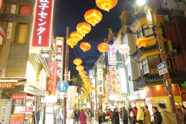 Modern Japon şehrinin caddesindeki aydınlık dükkanlar 