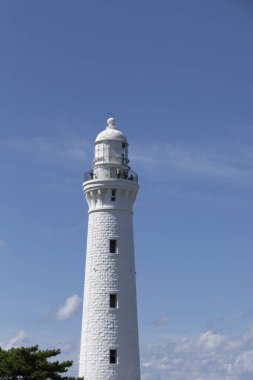 Deniz feneri manzarası ve güneşli bir günde sinsi mavi