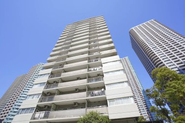Yüksek binalar ve mavi gökyüzü - Tokyo, Japonya