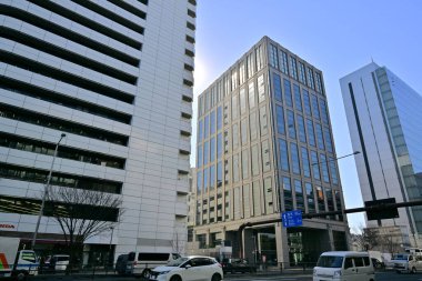 Yüksek binalar ve mavi gökyüzü - Tokyo, Japonya