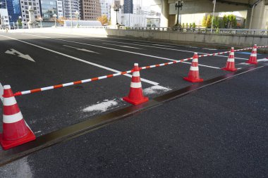Tokyo 'daki trafik işaretlerinin gündüz görüntüsü.