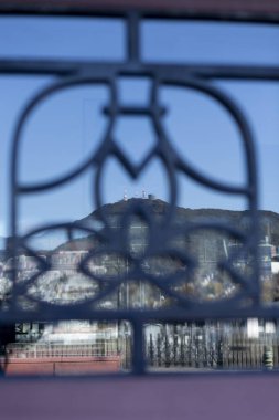 Nagasaki Kaplumbağa Deniz Kabuğu El Sanatları Müzesi 'nin (Eski Nagasaki Gümrük Dairesi) penceresi. Japonya