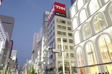 Tokyo şehrinin modern mimarisi Alacakaranlık zamanı, Japonya 