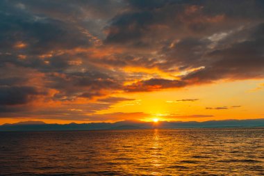 Güzel bir deniz manzarası. Manzaralı gün batımı Denizin üzerinde            