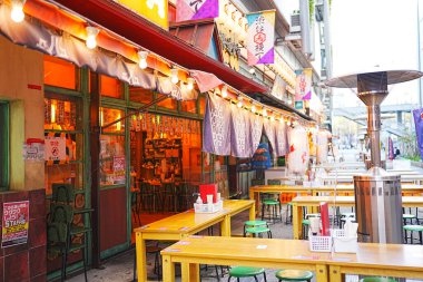 Tokyo, Japonya 'nın Shibuya semtinde, caddedeki restoran ve barlar. Shibuya, Tokyo 'nun en kalabalık ve işlek bölgelerinden biridir..