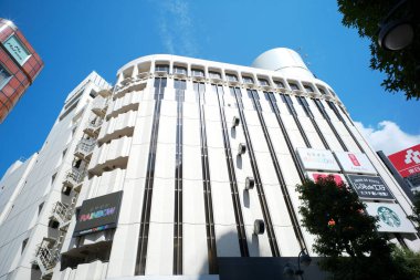 Japon şehrinin modern mimarisinin gündüz görüşü