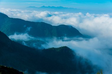 Güzel gökyüzü manzarası ve sabah sisle kaplı dağlar.