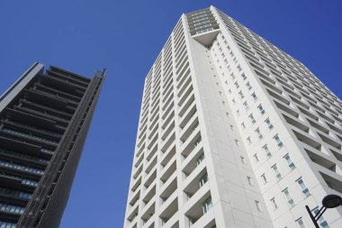 Şehirdeki modern ofis binaları, güneşli bir günde gökdelenler 