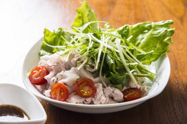 Etli baharatlı yeşil salata, yakın çekim. 